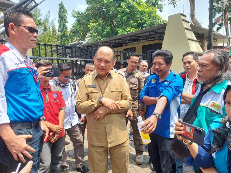Kepala Disnakertrans Banten, Septo Kalnadi saat temui butuh di depan kantornya. (Foto: TitikNOL)