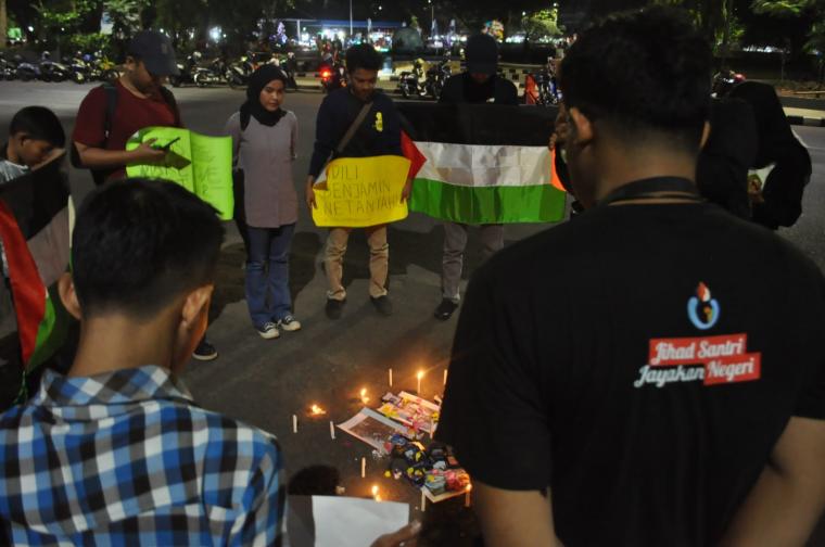 Aksi solidaritas jurnalis di alun-alun Rangkasbitung, Jumat (10/11/2023) malam. (Foto: TitikNOL)