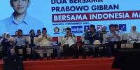 Gubernur Banten, Rano Karno (tengah) saat berfoto bersama Kelompok Penyanyi Jalanan (KPJ) Rangkasbitung. (Foto:TitikNOL)