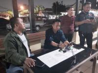 Dua karyawan PT Dinamika Pan Asia (DPA) saat mendatangi kantor Dinas Tenaga Kerja dan Transmigrasi (Disnakertrans) Pemkab Lebak di Jalan Siliwangi Pasir Ona, Rangkasbitug, Jumat (8/5/2020).