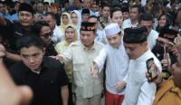 Petugas Damkar Kabupaten Serang saat padamkan api. (Foto: istimewa)