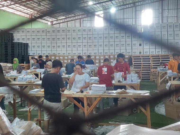 Puluhan petugas saat melakulam sortir dan melipat surat suara di gudang logistik KPU Kota Serang. (Foto: TitikNOL)
