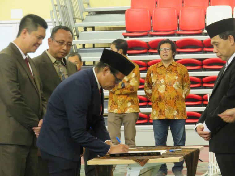 Rektor Untirta, Prof. Fatah Sualiman saat melantik Firman Hadiansyah jadi Kepala Perpustakaan. (Foto: TitikNOL)