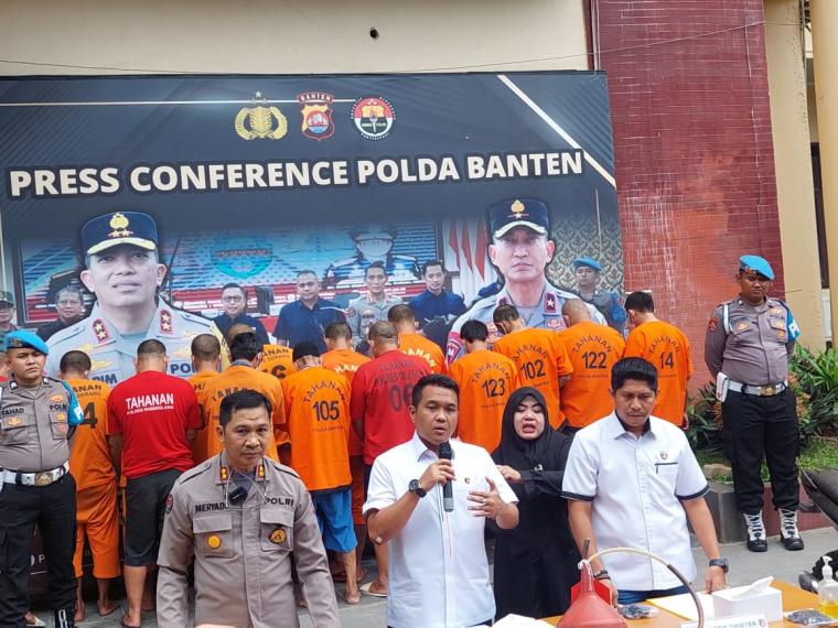 Polisi saat ungkap kasus sindikat penjual BBM bersubsidi. (Foto: TitikNOL)