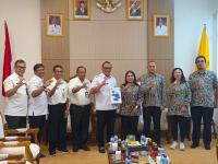 Bakal calon Wali Kota Serang Vera Nurlaila Jaman (tengah) mengembalikan formulir pendaftaran ke DPD NasDem Kota Serang. (Foto: TitikNOL)