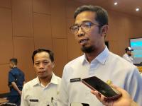 Wakil Wali Kota Cilegon Sanuji Pentamarta saat memberikan keterangan kepada wartawan terkait acara khitanan massal di kediamannya. ( Foto: TitikNOL)