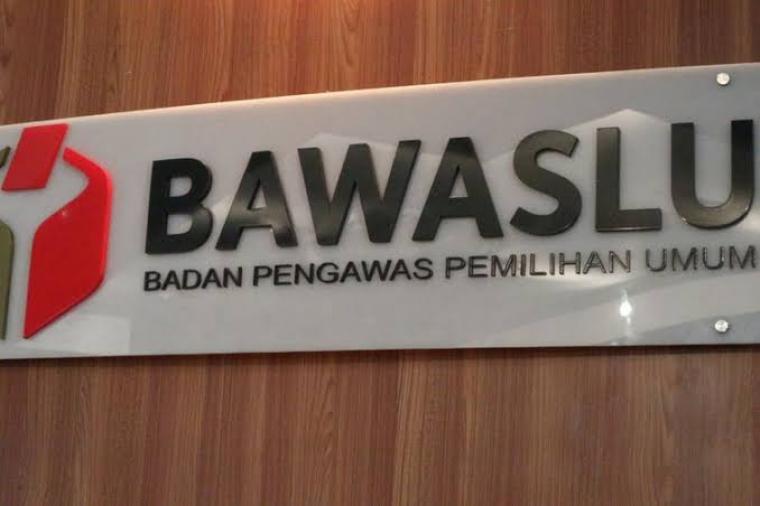 Diperiksa Bawaslu Serang, Kades Kosambi Ronyok Keluar Lewat Pintu Samping Hindari Bertemu Jurnalis. (Dok: Beritadetik)