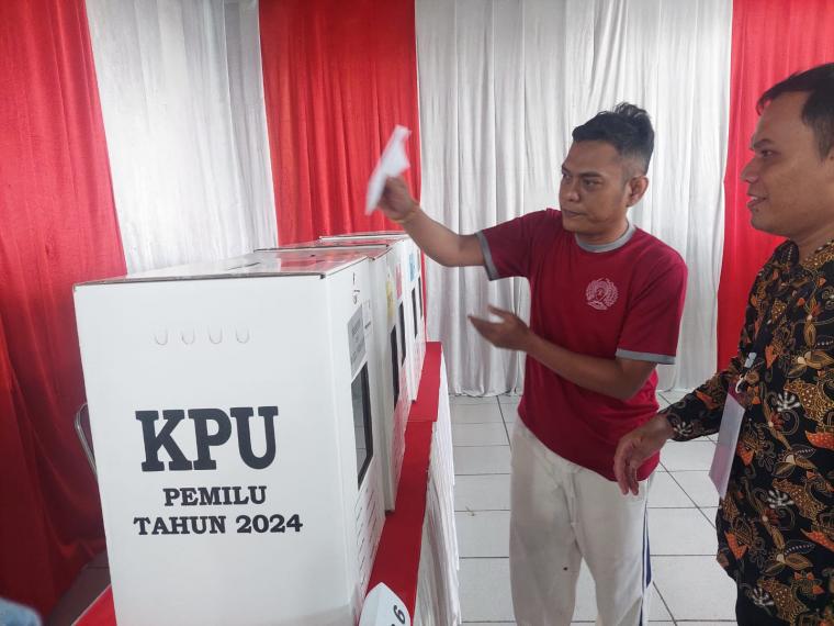 Pelaksanaan pemungutan suara di TPS Khusus Lapas Kelas IIA Serang. (Foto: TitikNOL)