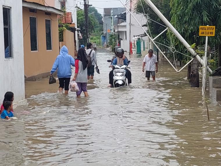 Banjir yang menerjang Komplek Untirta Permai. (Foto: TitikNOL)