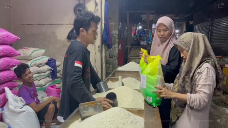 Salah satu toko beras di pasar Induk Rau Kota Serang. (Foto: TitikNOL)