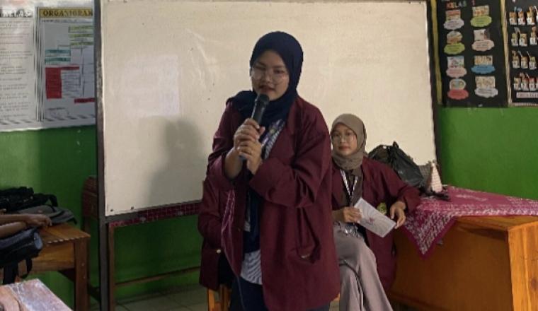 KKM 94 Untirta saat menginisiasi edukasi Germas di SDN 1 Cilograng. (Foto: TitikNOL)