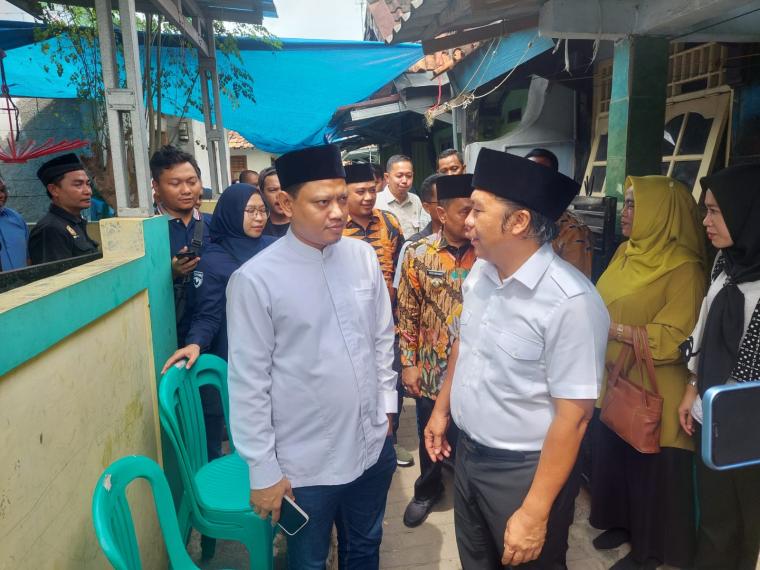 Pj Gubernur Banten Al Muktabar dan Ketua KPU Banten Mohamad Ihsan saat di rumah duka almarhum Junaedi di Sempu, Kota Serang. (Foto: TitikNOL)