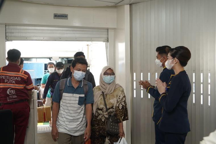 Penumpang pejalan kaki di pelabuhan Merak (Foto: dok. ASDP).