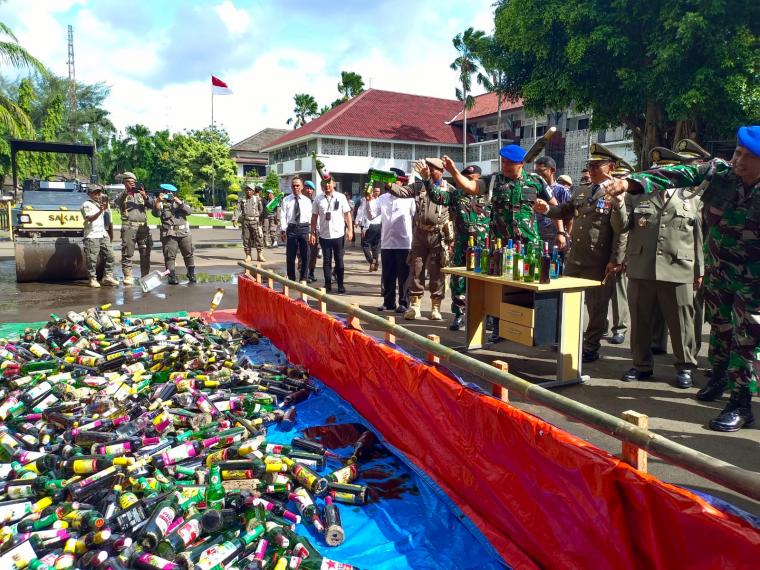 Proses pemusnahan minuman keras di halaman Kantor Walikota Cilegon. (Foto: TitikNOL)