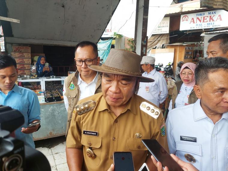 Pj Gubernur Banten, Al Muktabar usai meninjau harga bahan pokok di Pasar Induk Rau, Kota Serang. (Foto: TitikNOL)