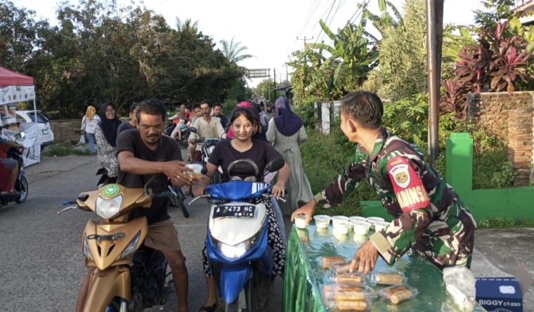 Suasana pembagian takjil di depan Koramil 0602-09/Cikeusal.(Foto: TitikNOL)