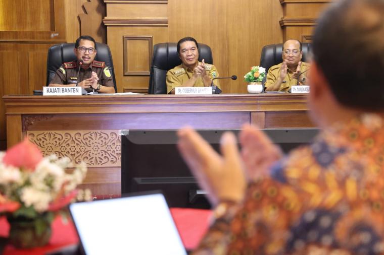 Pj Gubernur Banten Al Muktabar saatÂ rapat koordinasi bersama seluruh Pemda untuk pindahkan RKUD ke Bank Banten (Foto: dok. Adpimpro Banten)