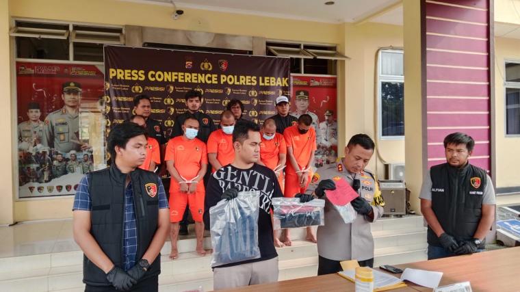 Pers conference pelaku pembunuhan lansia di halaman Mapolres Lebak. (Foto: TitikNOL)