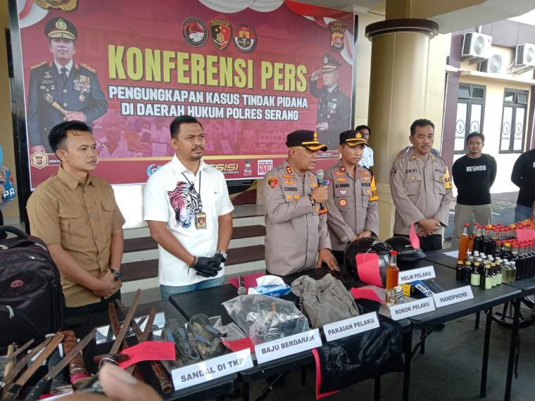 Polres Serang saat ungkap kasus pembunuhan pria yang ditemukan bersimpah darah di Tanara (Foto: dok. Polres Serang)