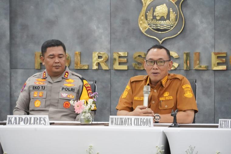 Walikota Cilegon Helldy Agustian dan Kapolres Cilegon AKBP Eko Tjahyo Untoro. (Foto: TitikNOL)