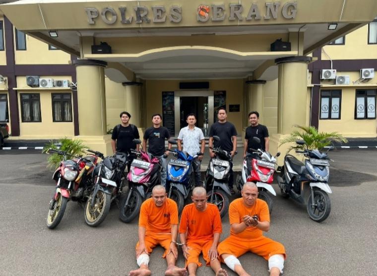 Pelaku pencuri motor saat ditangkap polisi. (Foto: TitikNOL)