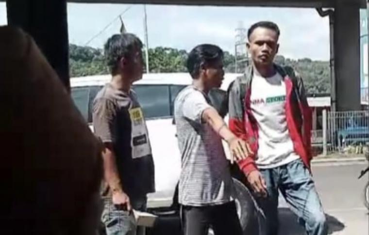 Tangkapan layar video penumpang diduga dianiaya calo bergaya preman di sekitaran Pelabuhan Merak. (Foto: warga)