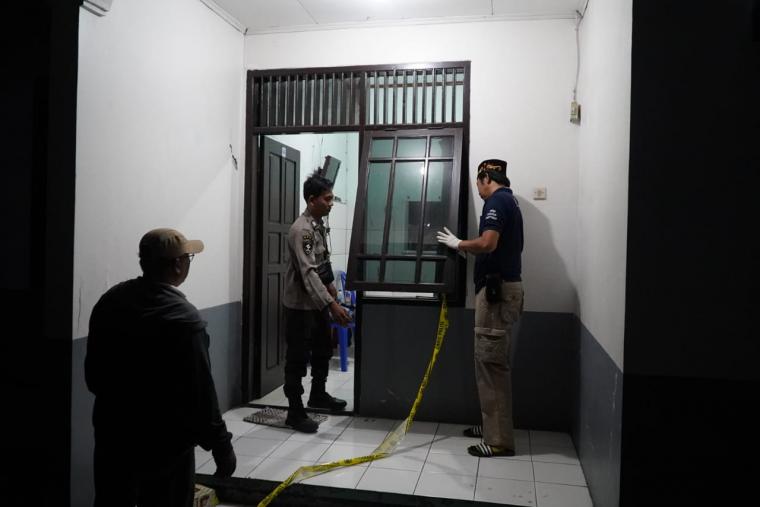 Polisi olah TKP di hotel Kalyana Mita Cilegon. (Foto: TitikNOL)