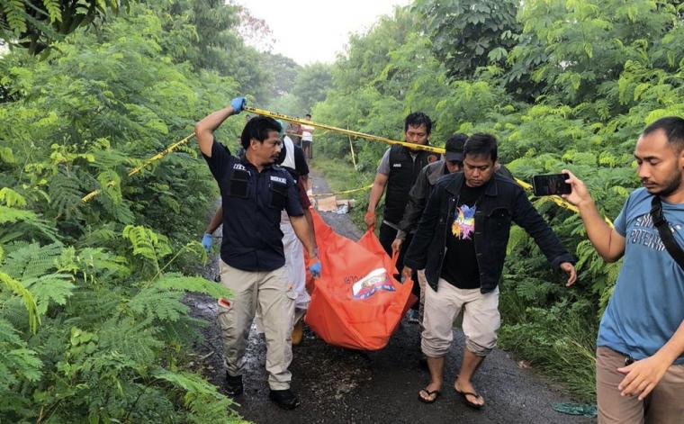 Evakuasi mayat tanpa identitas yang ditemukan warga. (Foto: TitikNOL)