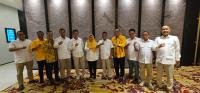 Wakil Ketua DPD II Partai Golkar Cilegon , Arief Rivai Madawi bersama pengurus Golkar lainnya saat memberitalam keterangan awak media terkait raihan suara Pemilu 2019 di salah satu rumah malam di Cilegon. (Foto: TitikNOL)