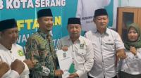 Pasangan calon Gubernur dan Wakil Gubernur Banten, Rano-Embay dan Ketua Umum Partai NasDem Surya Paloh saat berfoto bersama. (Foto: TitikNOL)