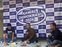 Wakil Ketua DPD II Partai Golkar Cilegon , Arief Rivai Madawi bersama pengurus Golkar lainnya saat memberitalam keterangan awak media terkait raihan suara Pemilu 2019 di salah satu rumah malam di Cilegon. (Foto: TitikNOL)