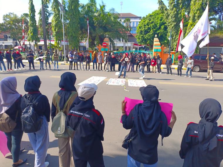 Demo mahasiswa di depan kantor Walikota Cilegon. (Foto: TitikNOL)