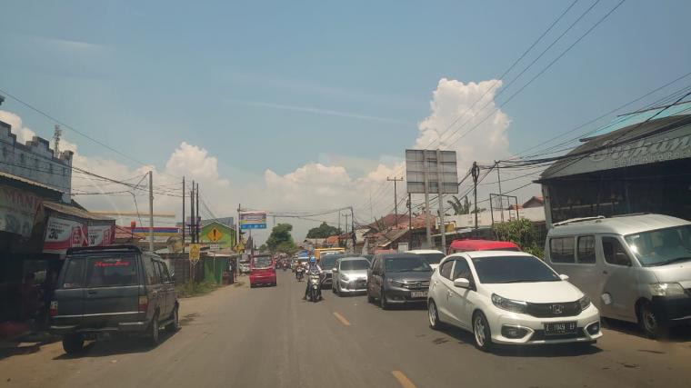 Kepadan kendaraan pemudik di jalur arteri menuju Pelabuhan Merak. (Foto: TitikNOL)