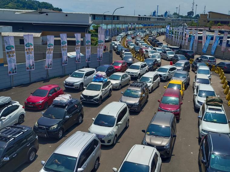 Antrean kendaraan pemudik di dermaga Pelabuhan Merak. (Foto: TitikNOL)