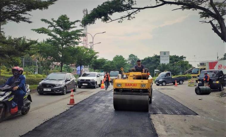 Perbaikan di Jalan Lingkar Selatan Cilegon untuk persiapan arus mudik lebaran.