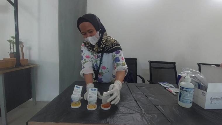 BNN Banten saat tes urine sopir di Terminal Pakupatan (Foto: TitikNOL)
