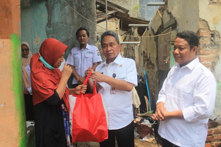 Penjabat (Pj) Wali Kota Serang, Yedi Rahmat saat melakukan kunjungan sekaligus memberikan bantuan kepada Rafli (23). (Foto: TitikNOL)