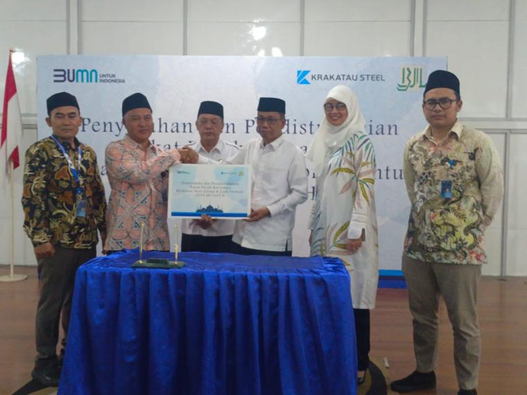 Penyerahan Zakat, Infaq, dan Shodaqoh Ketua Baznas Kota Cilegon Taufik Ubaidillah. (Foto: TitikNOL)