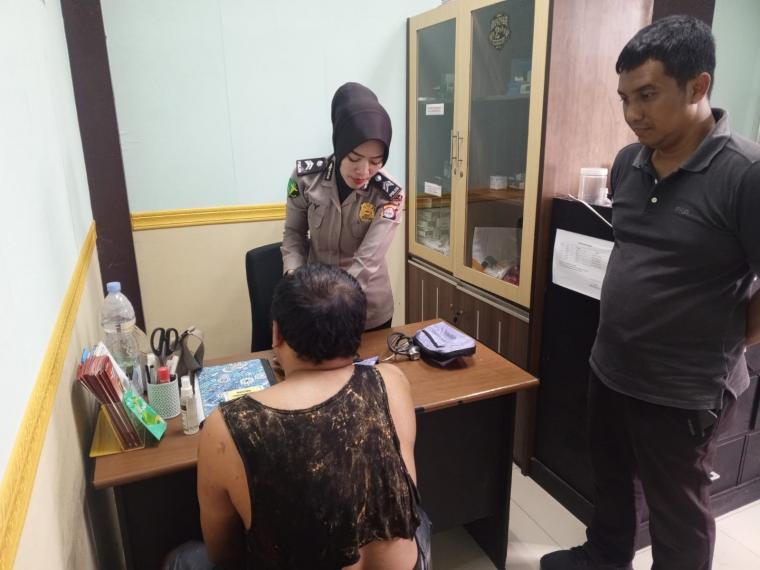 Polisi saat mengintrogasi tersangka penjualan sabu (Dok. Polres Serang)