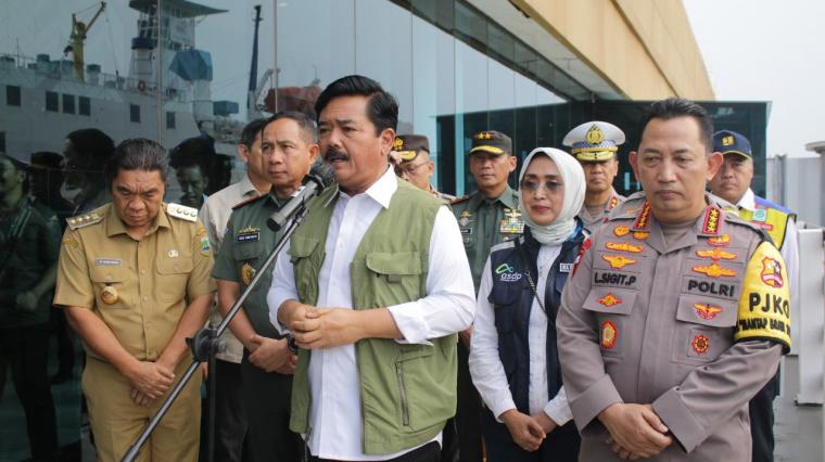 Tjahjant Menkopolhukam Hadi Tjahjanto saat memberikan keterangan kepada wartawan di Pelabuhan Merak. (Foto: TitikNOL)