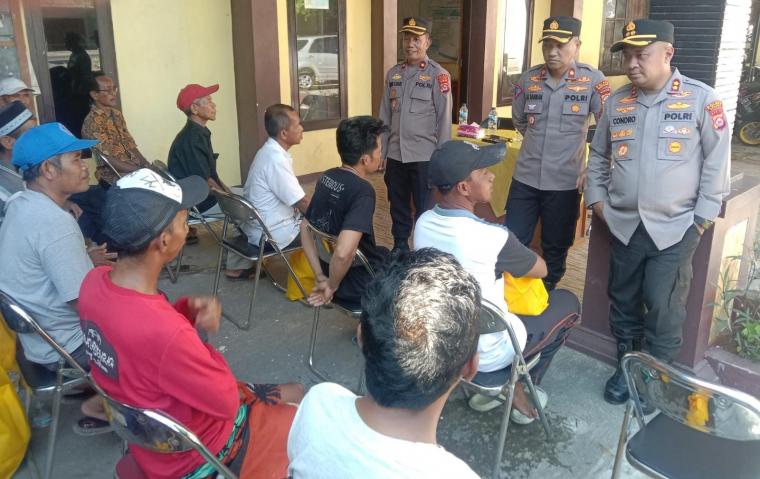 Kapolres Serang AKBP Candra Sasongko saat bertemu dengan puluhan pemandi jenazah, penggali kubur dan marbot masjid (Dok. Polres Serang)