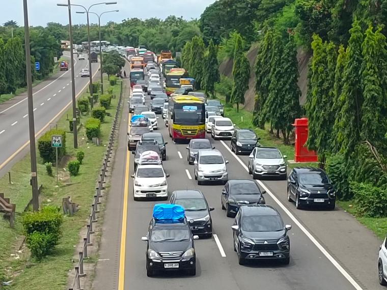 Kemacetan kendaraan pemudik di Tol Tangerang - Merak. (Foto: TitikNOL)