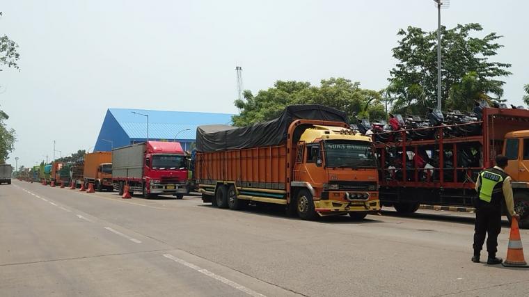 Antrean truk menuju Pelabuhan Ciwandan. (Foto: TitikNOL)