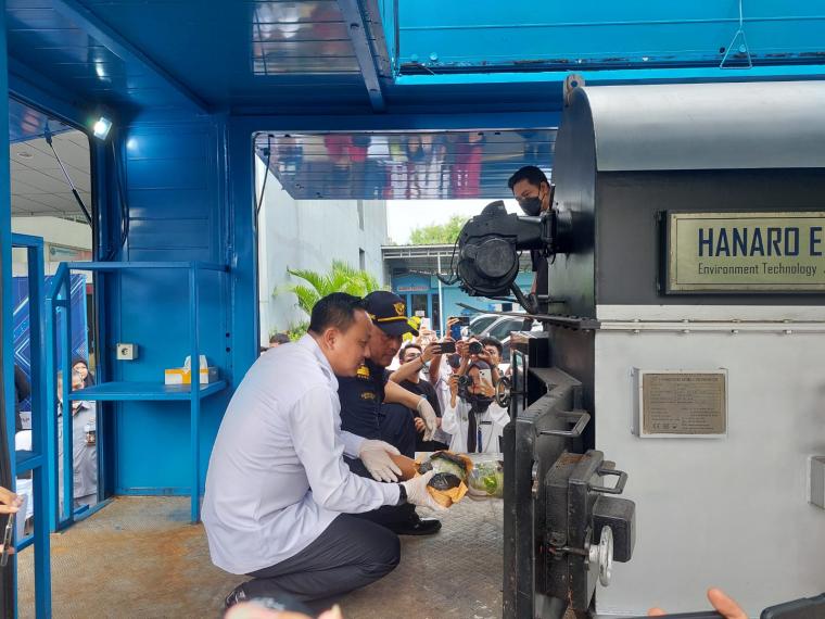 Petugas saat memusnahkan sabuhasil sitaan jaringan Malaysia (Foto: TitikNOL)