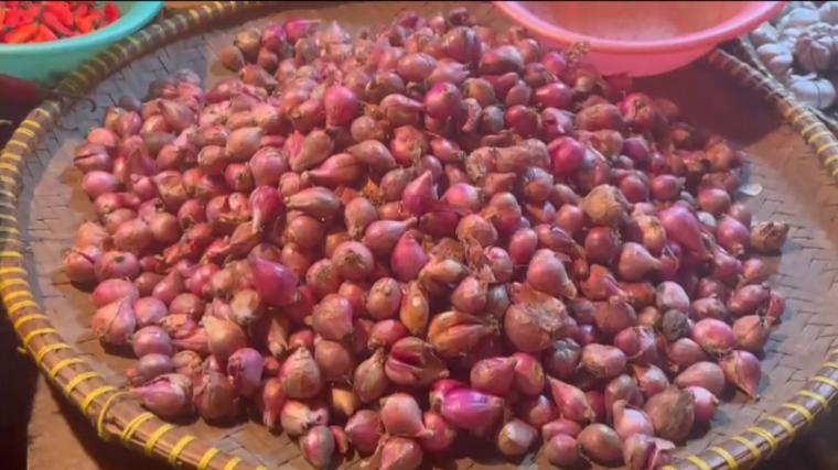 Salah satu pedagang bawang merah di Pasar Induk Rau Kota Serang. (Foto: TitikNOL)