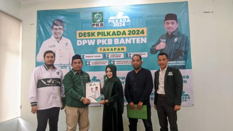 Ageng Rekawati, saat melakukan pengambilan formulir pendaftaran ke Dewan Pengurus Wilayah (DPW) Partai Kebangkitan Bangsa (PKB) Provinsi Banten. (Foto: TitikNOL)