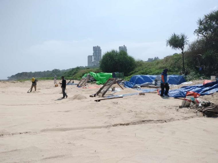 penambangan pasir laut di sepanjang pantai Pulomanuk di Kecamatan Bayah, Kabupaten Lebak. (Foto: TitikNOL)