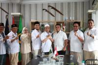 Bakal Calon Wakil Gubernur Banten, Tb Haerul Jaman (tengah) saat mengembalikan formulir pendaftaran ke DPW PAN Provinsi Banten. (Foto:TitikNOL)