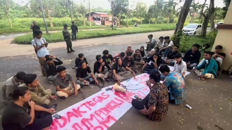 Sejumlah mahasiswa yang tergabung dalam Forum Olahraga Mahasiswa Kota Serang saat demo didepan kantor Wali Kota Serang, di Sekertariat Daerah (Setda) Kota Serang, 2 Mei 2024. (Foto: TitikNOL)