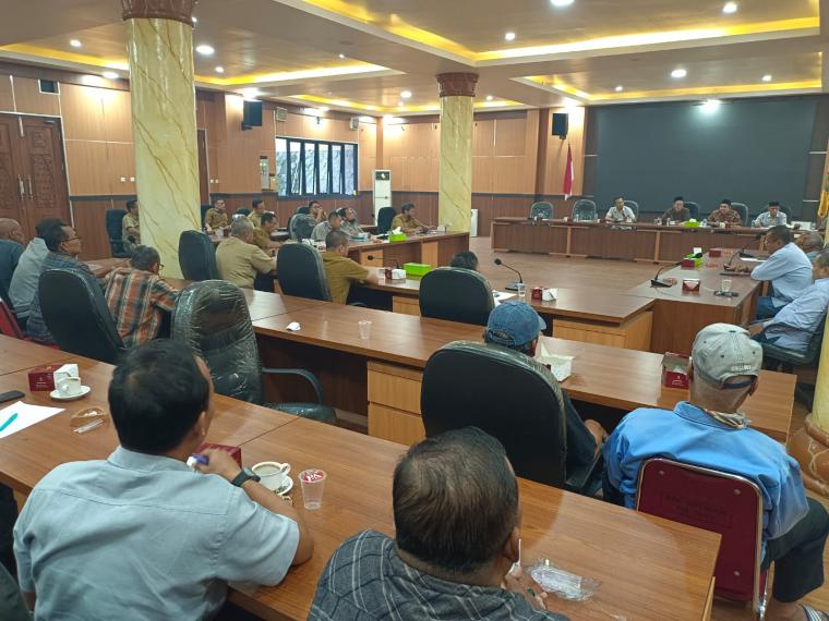 Rapat Dengar Pendapat (RDP) Komisi IV Dewan Perwakilan Rakyat Daerah (DPRD) Kota Cilegon dengan PT Pancapuri Indoperkasa, Pemkot Cilegon dan masyarakat Gunung Sugih terkait pembebasan lahan. (Foto : TitikNOL)